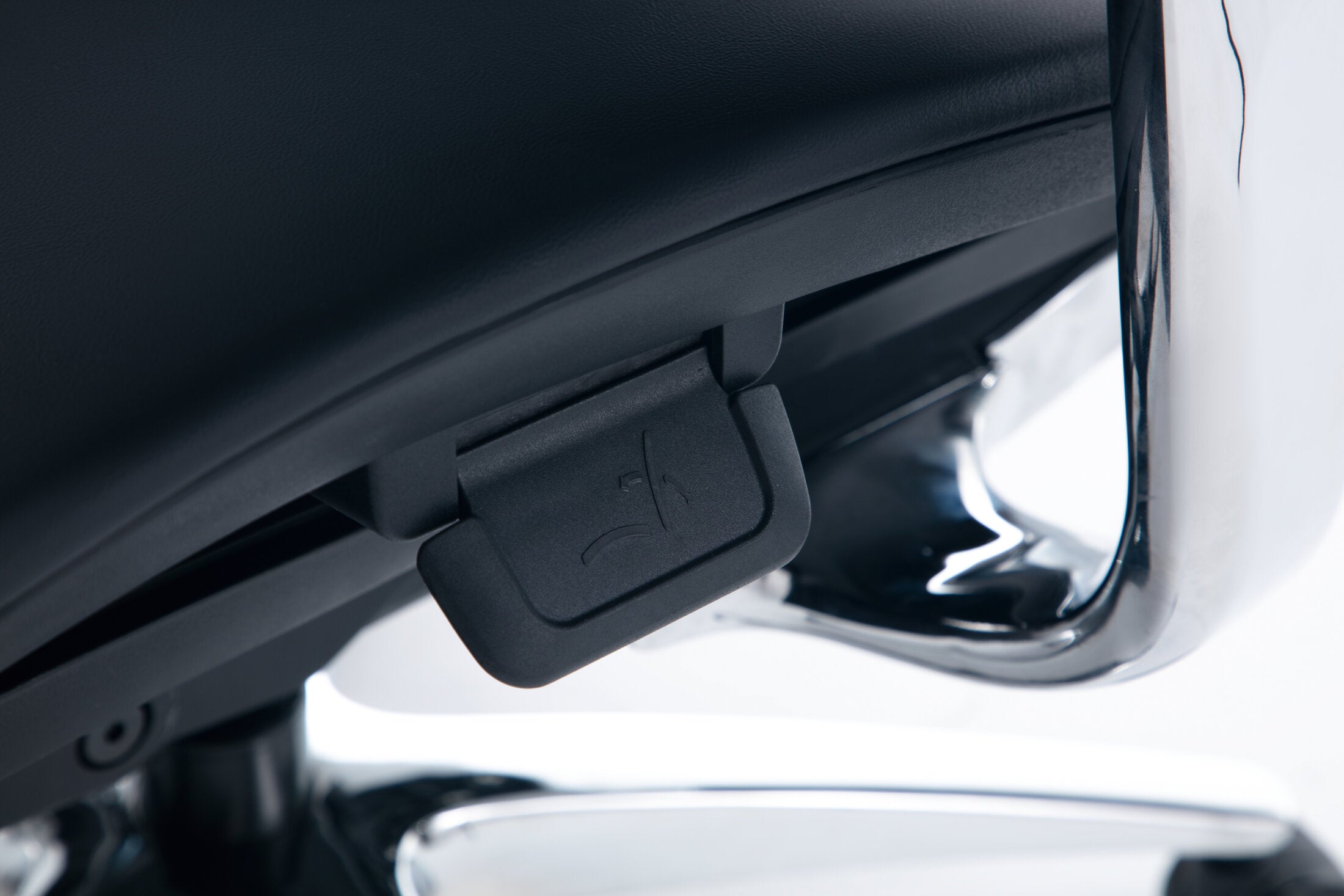 Scaun ergonomic profesional Nexus dumonde cu suport lombar dinamic, cotiere 4D ultra moi, mecanism multifunctional inclinare/blocare, suport picoare, negru