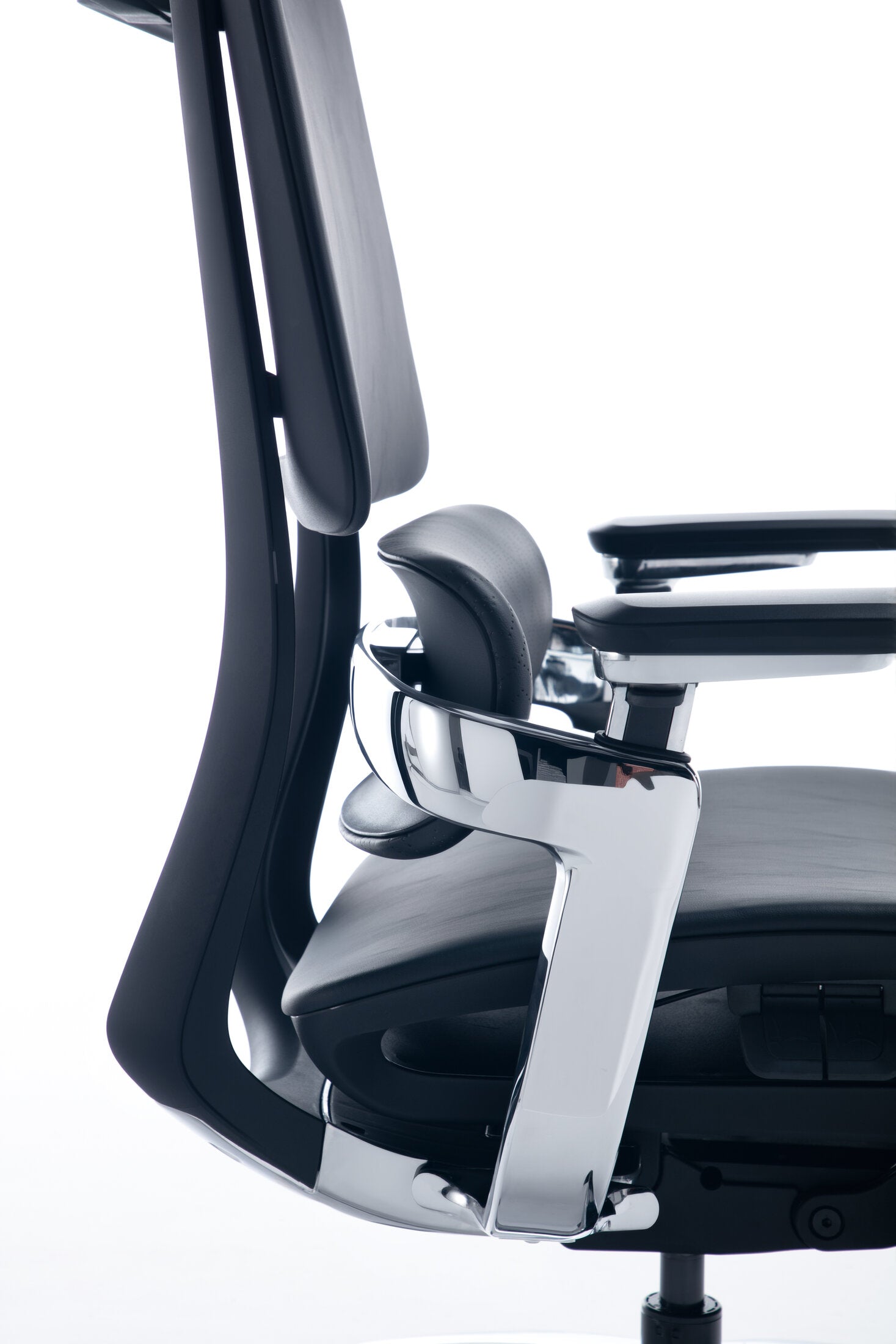 Scaun ergonomic profesional Nexus dumonde cu suport lombar dinamic, cotiere 4D ultra moi, mecanism multifunctional inclinare/blocare, suport picoare, negru