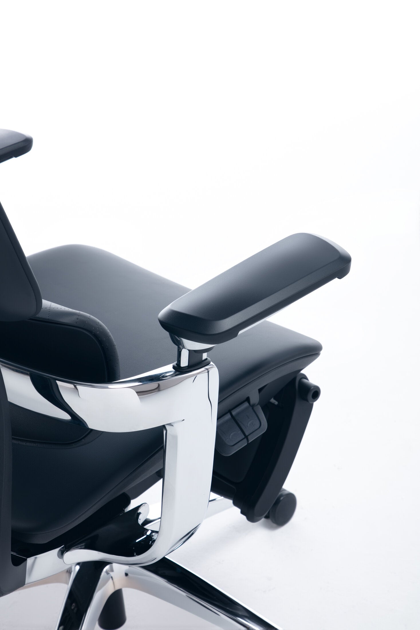 Scaun ergonomic profesional Nexus dumonde cu suport lombar dinamic, cotiere 4D ultra moi, mecanism multifunctional inclinare/blocare, suport picoare, negru