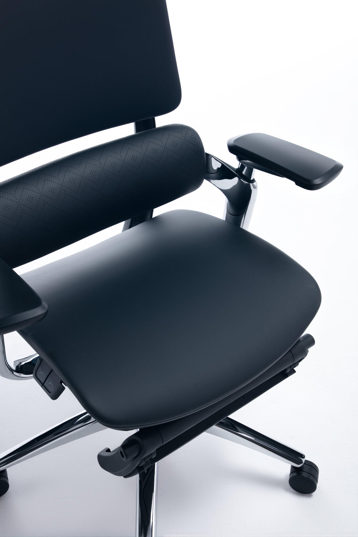 Scaun ergonomic profesional Nexus dumonde cu suport lombar dinamic, cotiere 4D ultra moi, mecanism multifunctional inclinare/blocare, suport picoare, negru