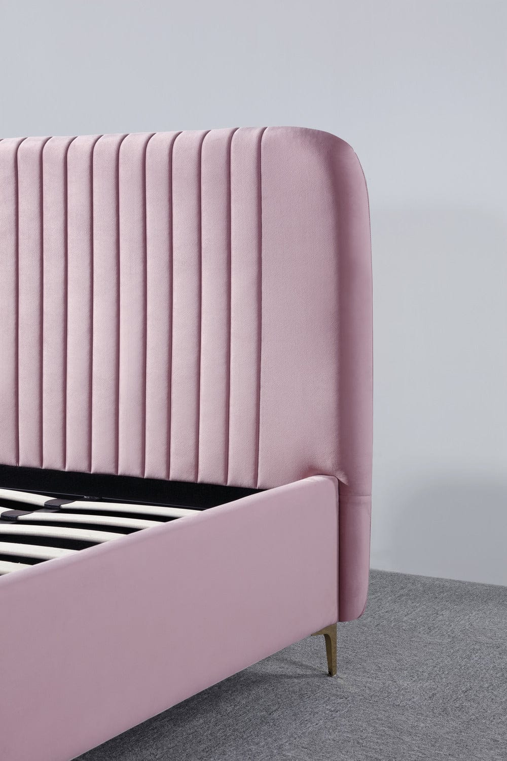 Pat dormitor dumonde, tapitat roz, Orlando 180x200 cm, lada depozitare, somiera rabatabila inclusa CRNB