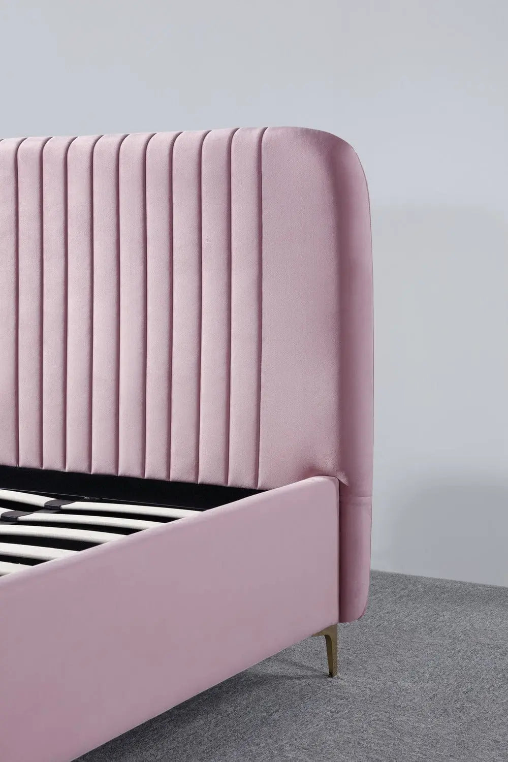 Pat dormitor dumonde, tapitat roz, Orlando 180x200 cm, lada depozitare, somiera rabatabila inclusa CRNB