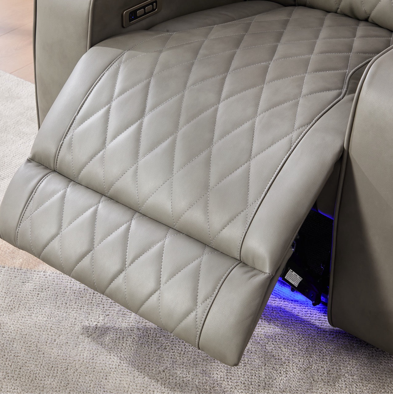 Set canapele dumonde 3+2+1, reclinere electrice, incarcare wireless, USB-C, suport pahare incalzite, lumini LED Selvar