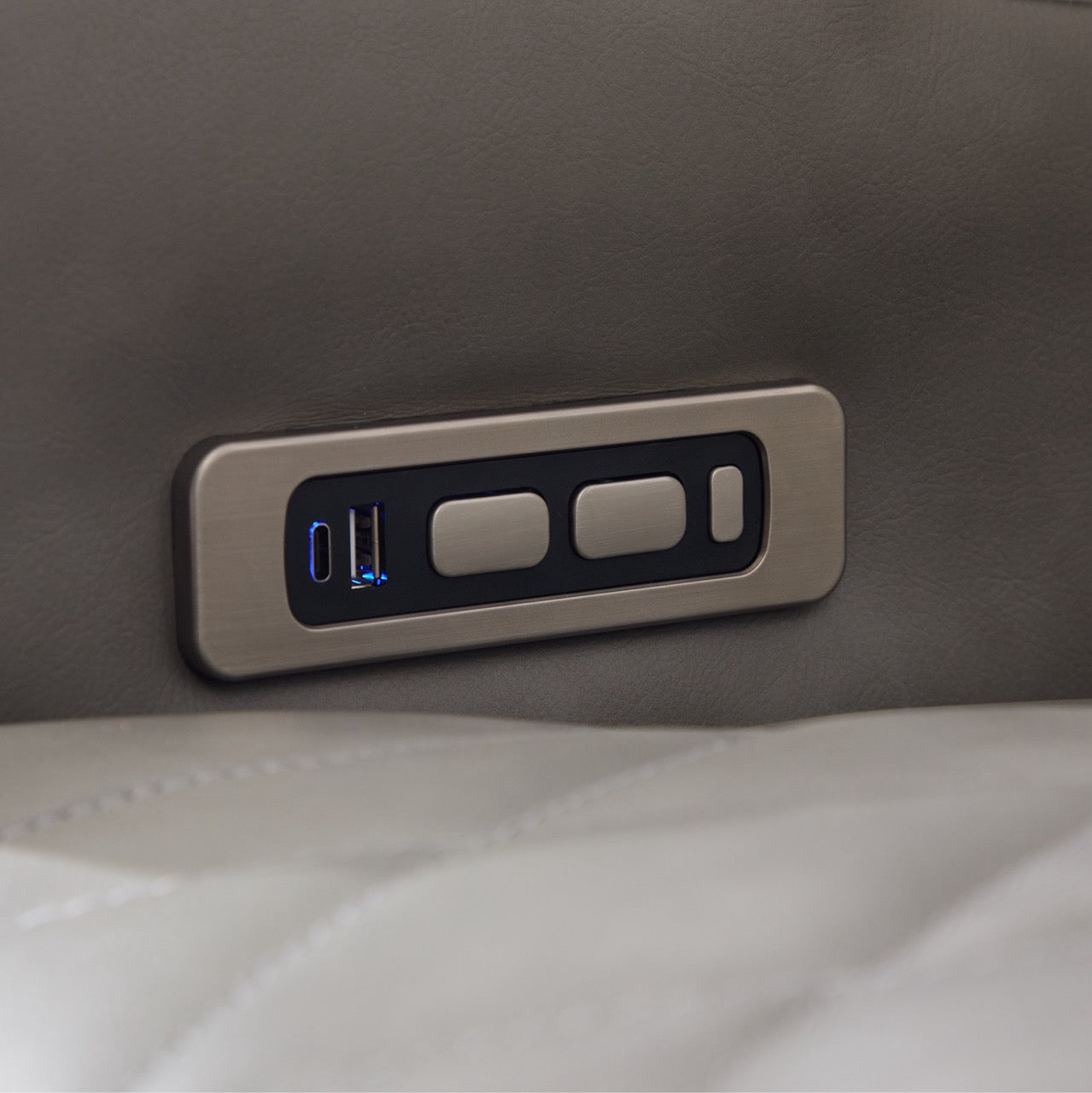 Set canapele dumonde 3+2+1, reclinere electrice, incarcare wireless, USB-C, suport pahare incalzite, lumini LED Selvar