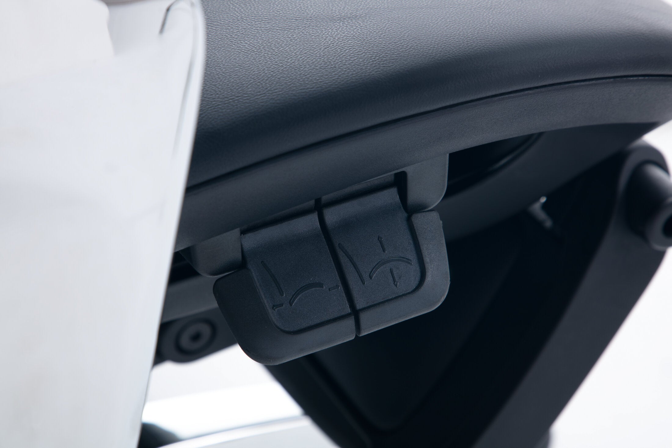 Scaun ergonomic profesional Nexus dumonde cu suport lombar dinamic, cotiere 4D ultra moi, mecanism multifunctional inclinare/blocare, suport picoare, negru