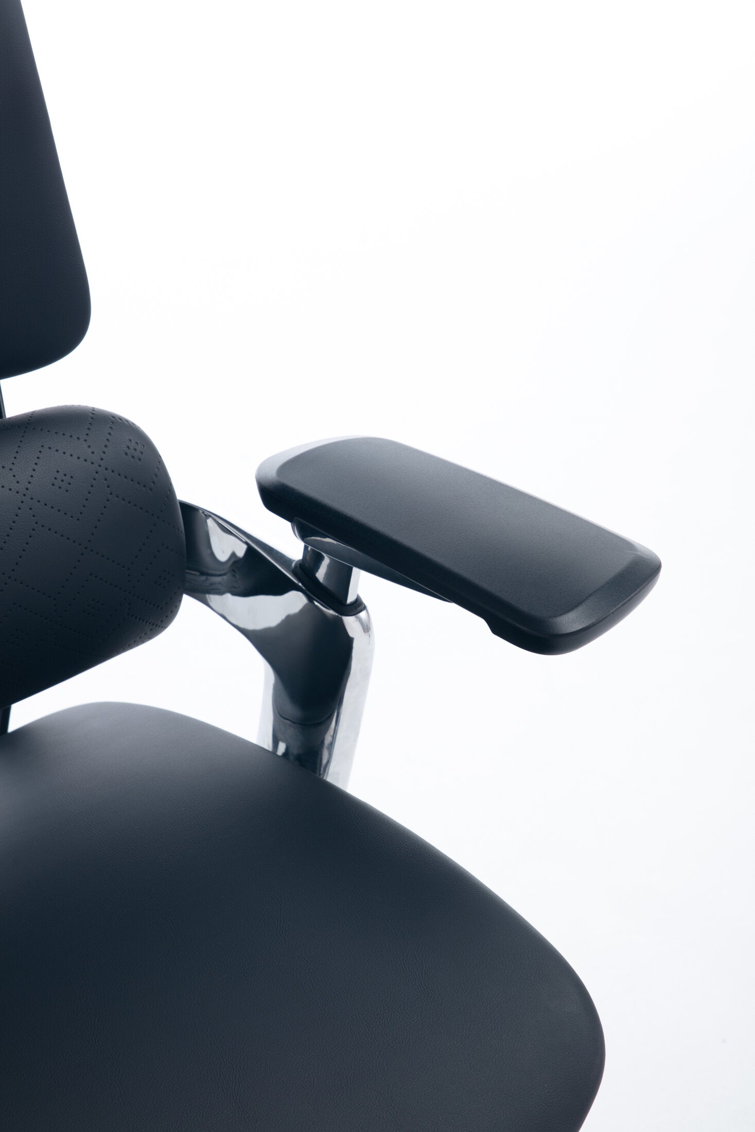 Scaun ergonomic profesional Nexus dumonde cu suport lombar dinamic, cotiere 4D ultra moi, mecanism multifunctional inclinare/blocare, suport picoare, negru